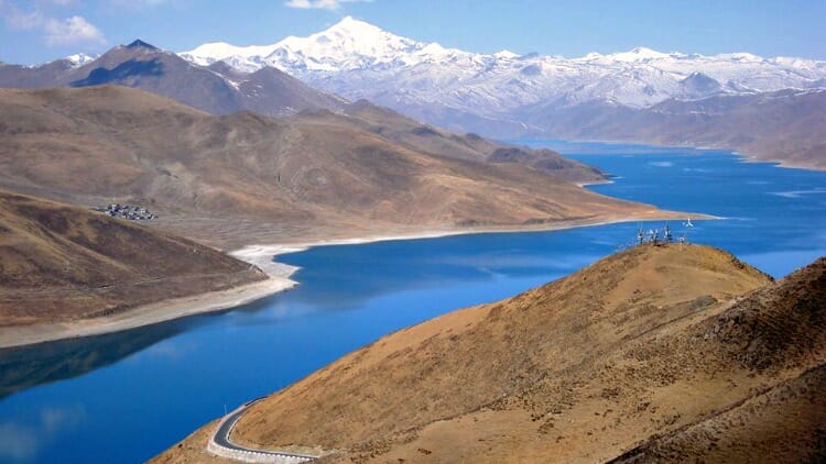 yamdrok lake