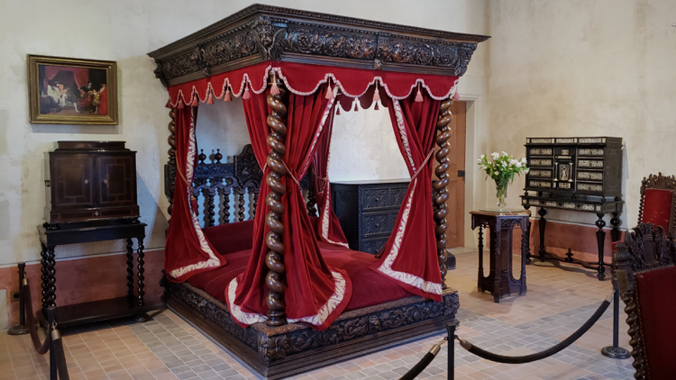 The bed in which Leonardo da Vinci died.