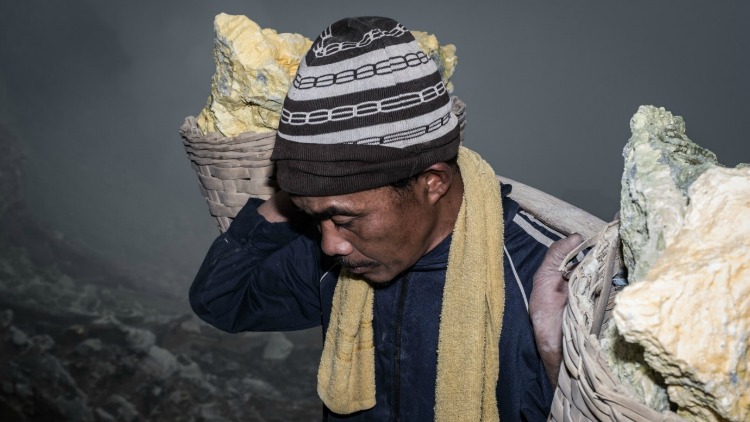 photo, image, sulfur miner, indonesian jungle