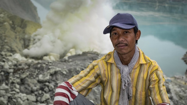 photo, image, sulfur miner, mount ijen, indonesian jungle