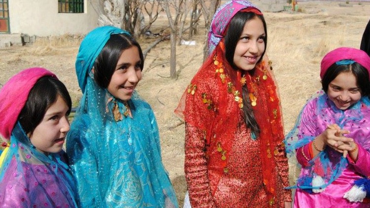 Qashqai girls, group tour in iran