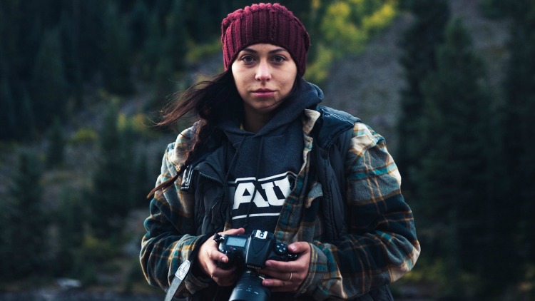 woman with camera, what traveling alone teaches us