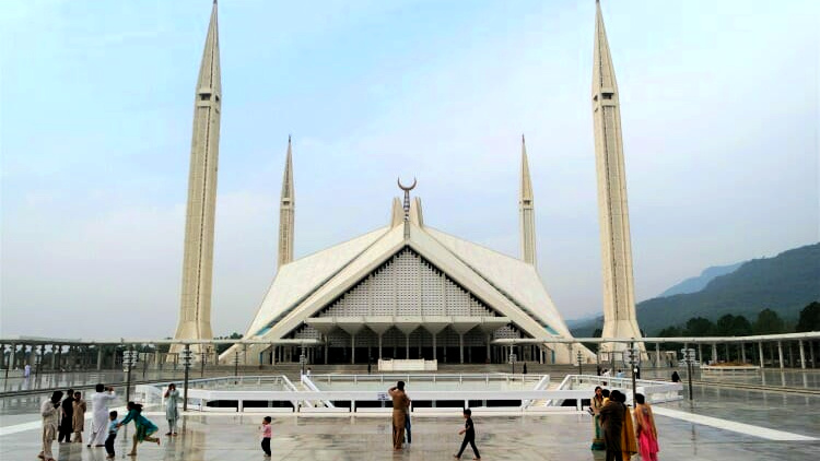 faisal mosque, islamabad, solo travel pakistan