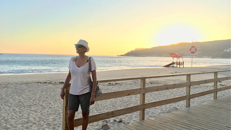 Solo Traveler Insiders Speaker Natalie Wester on the beach in Sesimbra, Portugal 