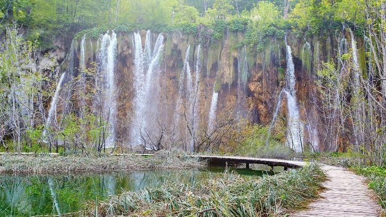 Solo hiking in Croatia: waterfalls and sprinklers