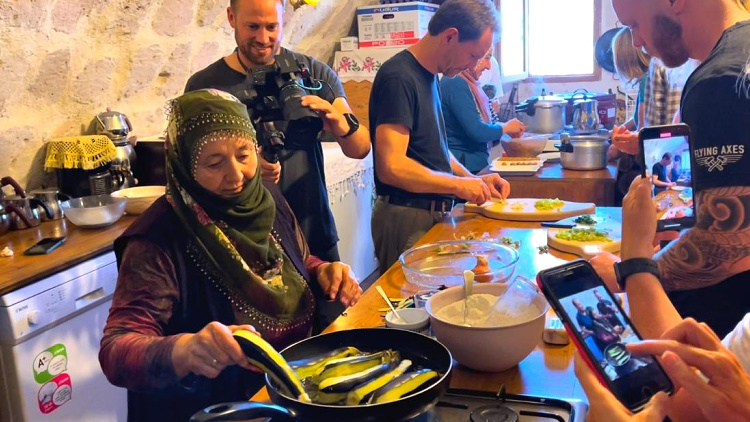 on his trip to turkiye solo, king took a cooking class