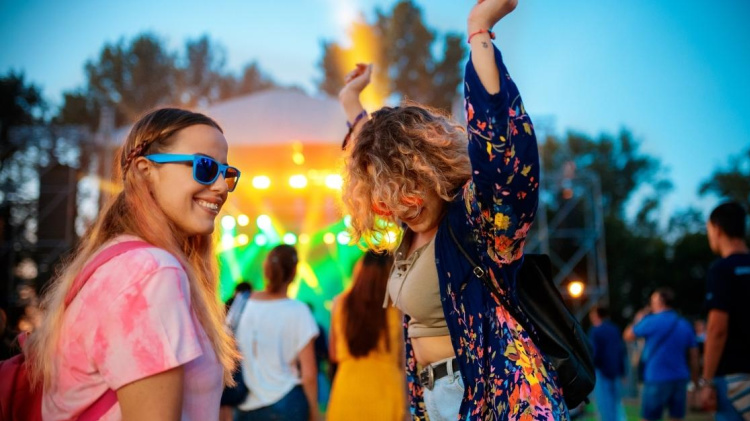go  solo to music festivals in florida and dance like nobody's watching