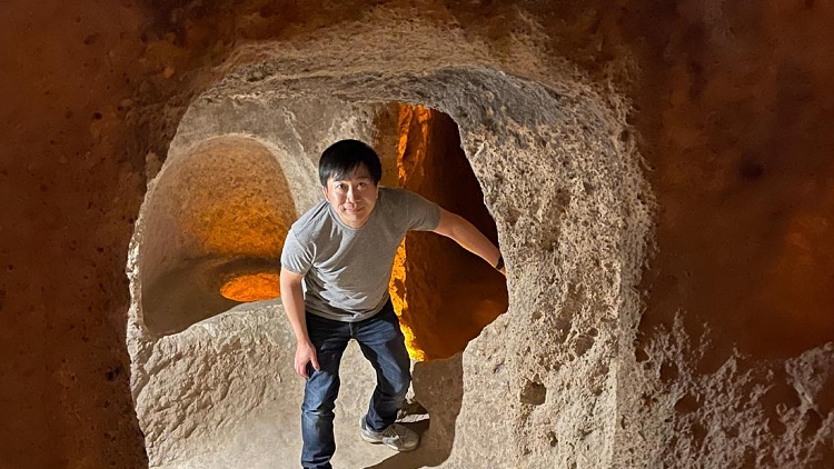 king explored the tunnels of the kaymakli underground city on his first solo trip to turkiye