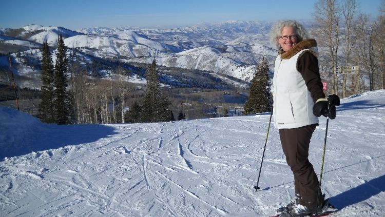 How to Travel Alone without Being Lonely: 10 Ways to Connect