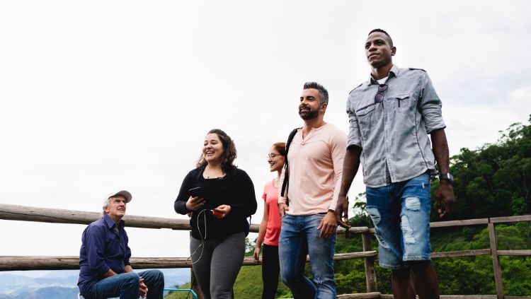 mulheres e homens viajando sozinhos em uma turnê