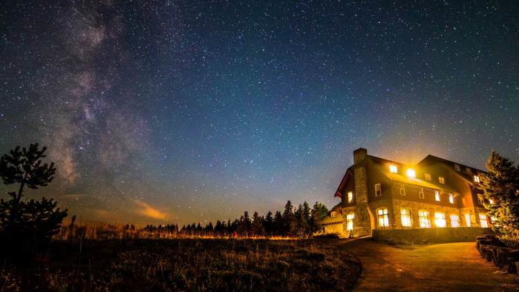 Um eco-lodge representa uma opção para viagens solo sustentáveis