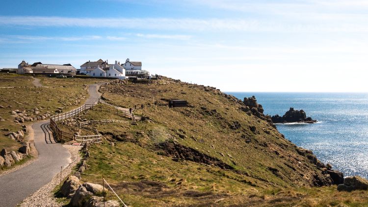 Imagem de Land's End, Cornwall, Inglaterra, um ótimo destino para viajar sozinho no verão