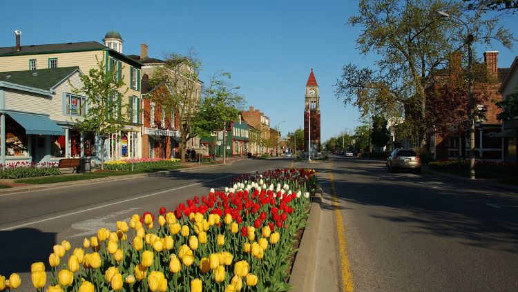 Olhando para a Queen Street em Niagara-on-the-Lake