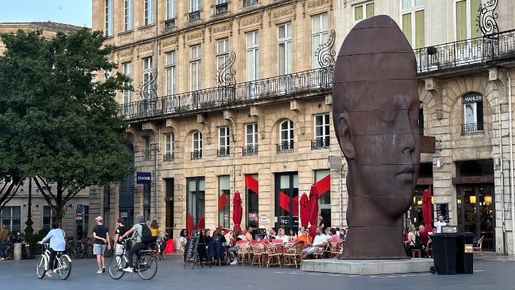 street scene in bordeaux