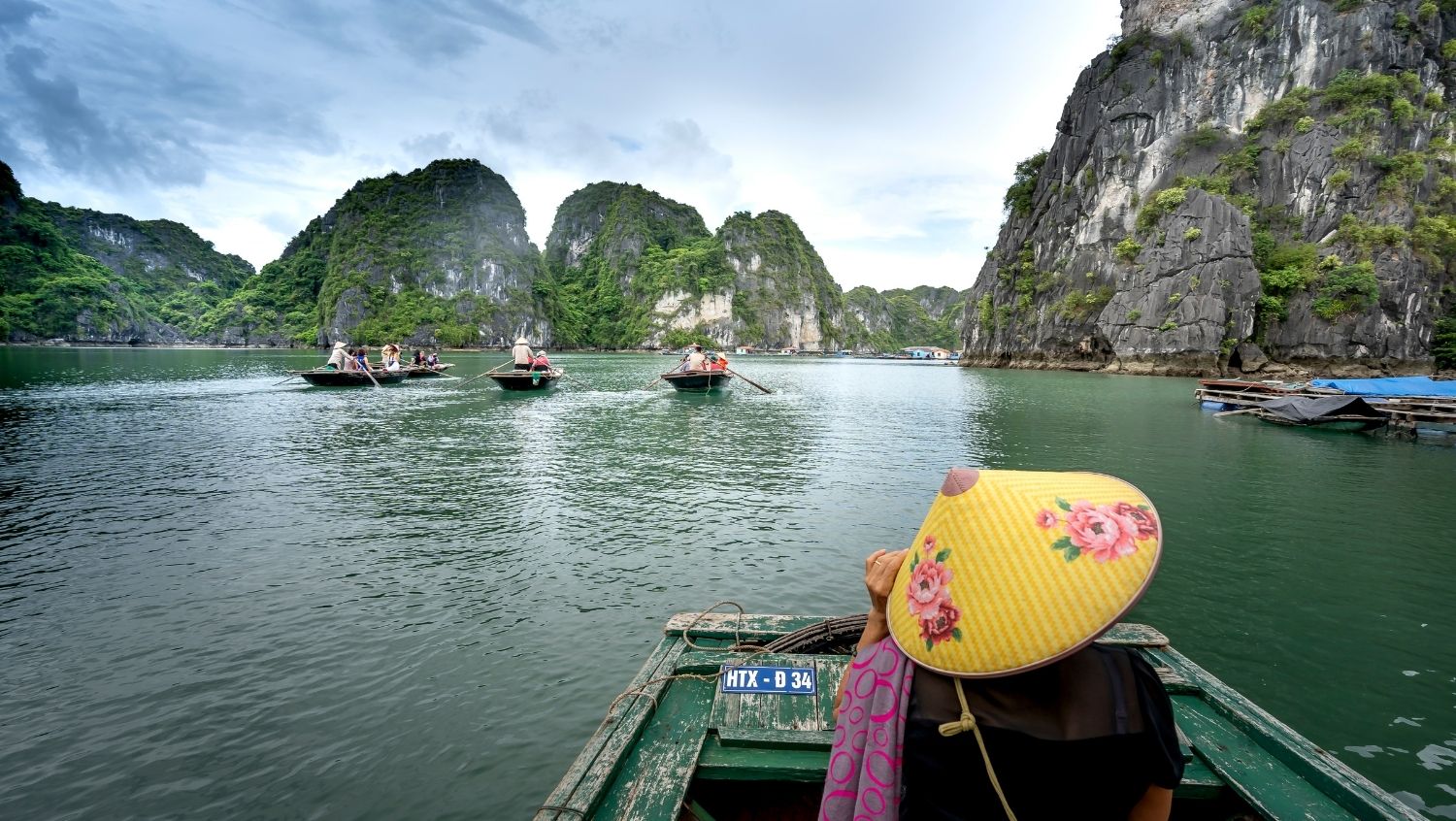 Ha Long Bay in Vietnam, a destination for ravelers on a budget